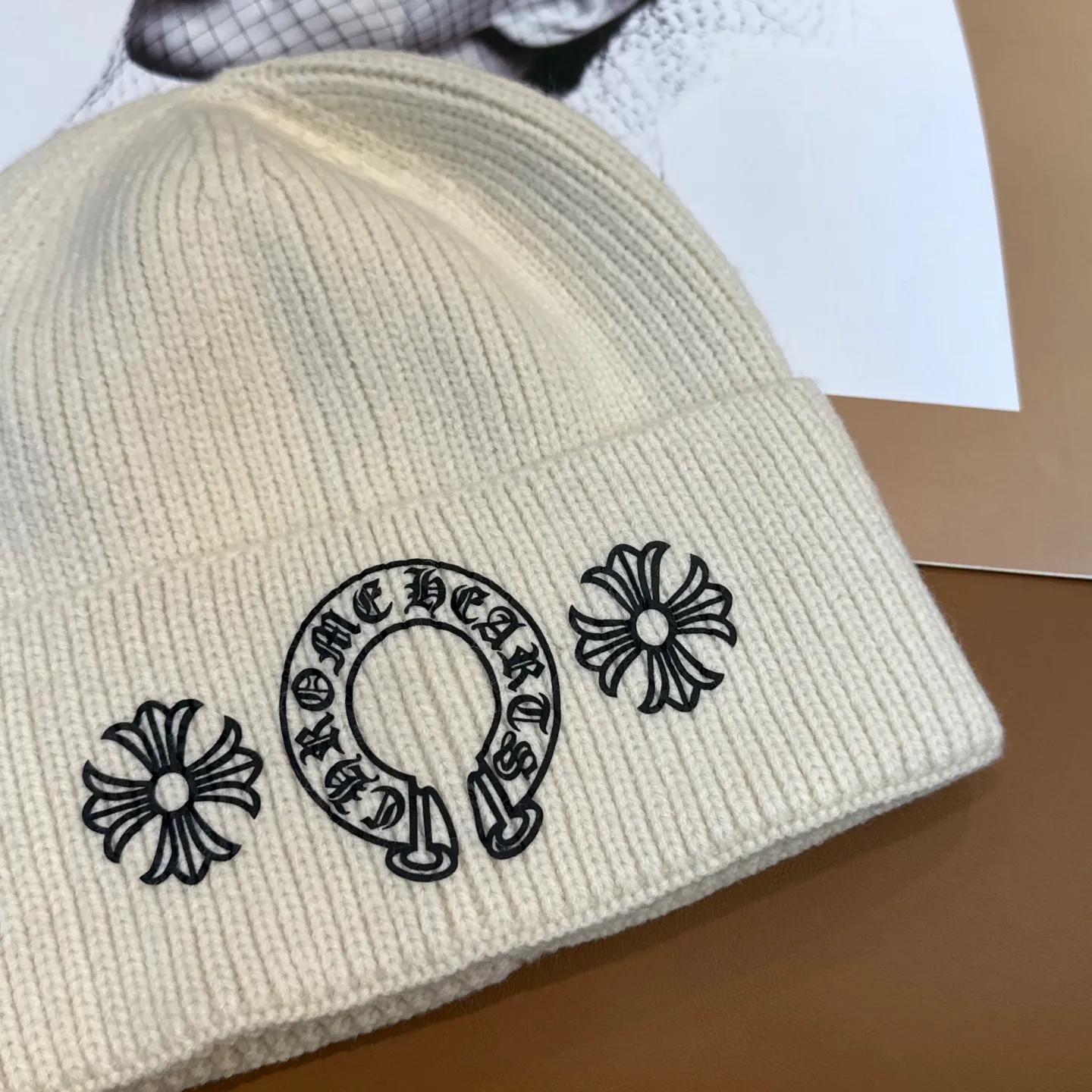 P70 🤍Chrome hearts new autumn and winter cross knitted hat🧶 One of the must-have hats in autumn and winter~ It really looks good on whoever wears it~, it is also a perfect match in black and white and gray in autumn~